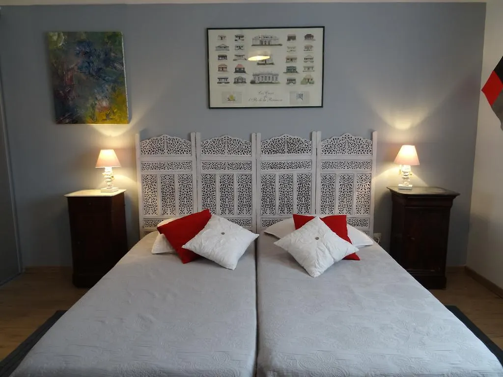 Une Chambre En Ville Savigneux  France