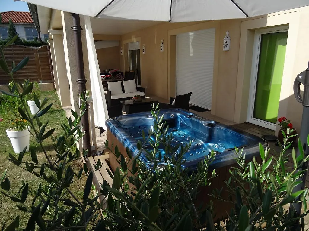 Une Chambre En Ville Savigneux  Savigneux (Loire)