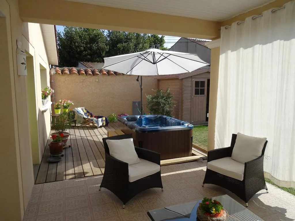 ** Bed & Breakfast Une Chambre En Ville Savigneux  France